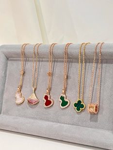 Wearing elegant and high-end accessories on a daily basis is just so beautiful.