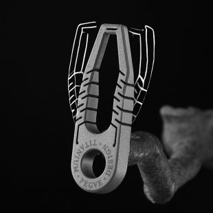 Titanium alloy keychain: a new generation of EDC gadget combining design and practical functionality Titanium alloy keychain: a new generation of EDC gadget combining design and practical functionality